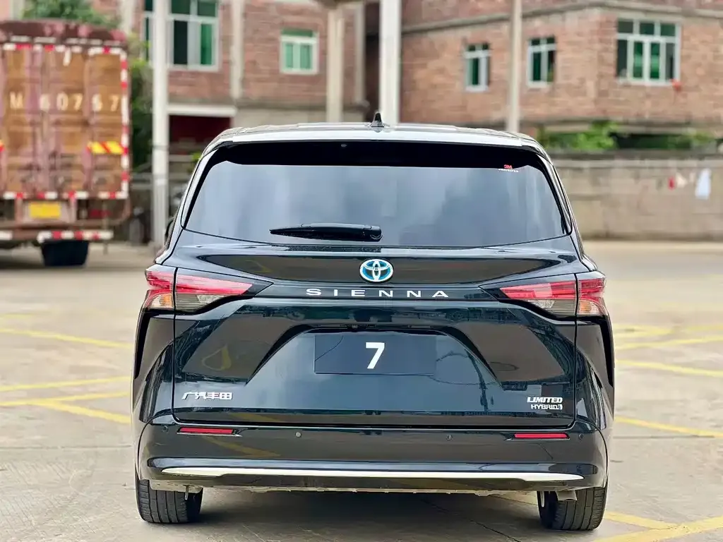 Toyota Sienna — фото 8