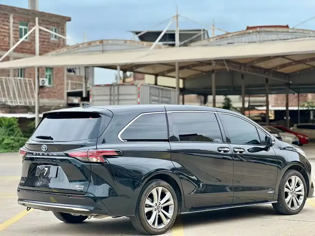 Toyota Sienna — фото 2