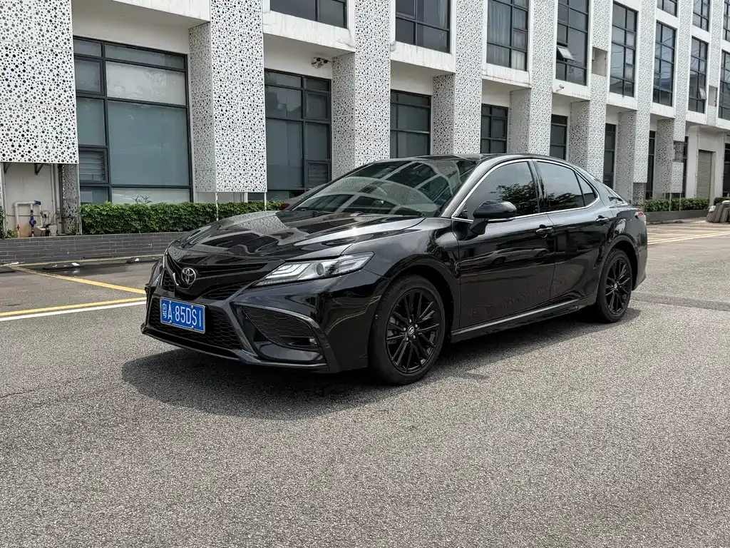 Toyota Camry — фото 1