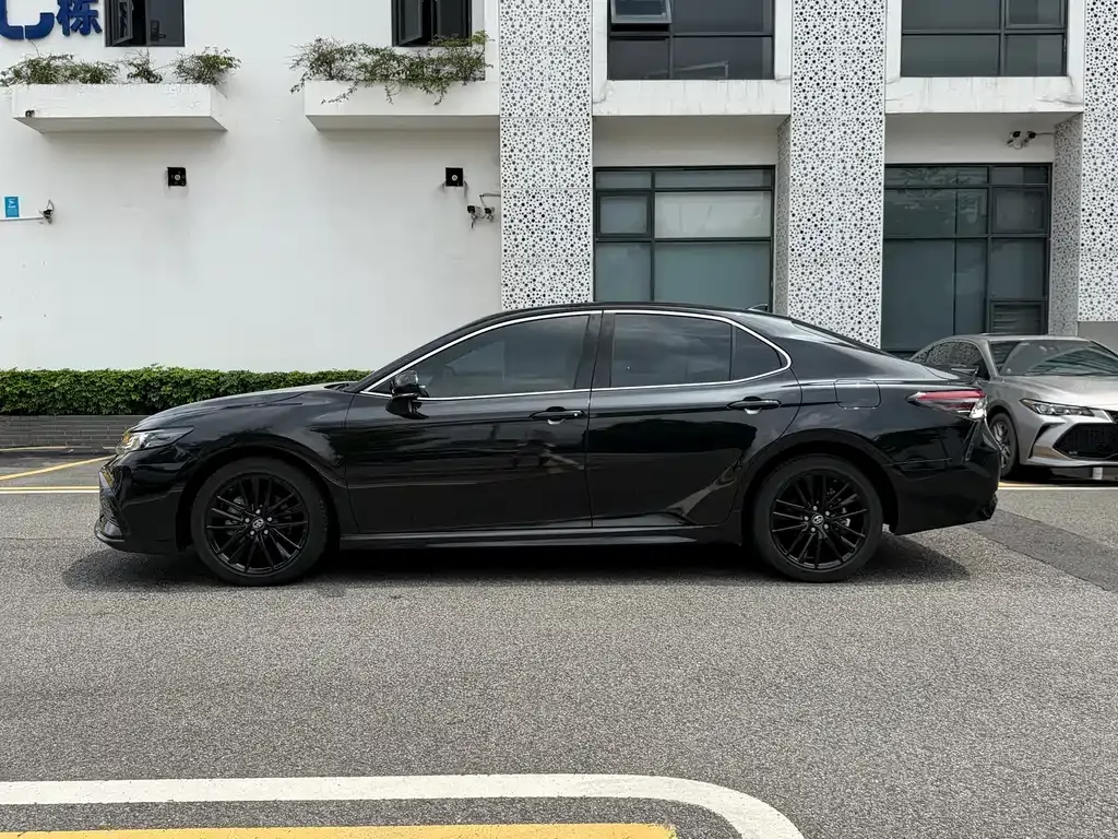 Toyota Camry — фото 9
