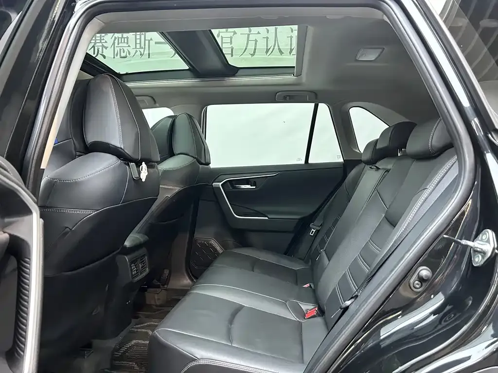 Toyota RAV4 — фото 9