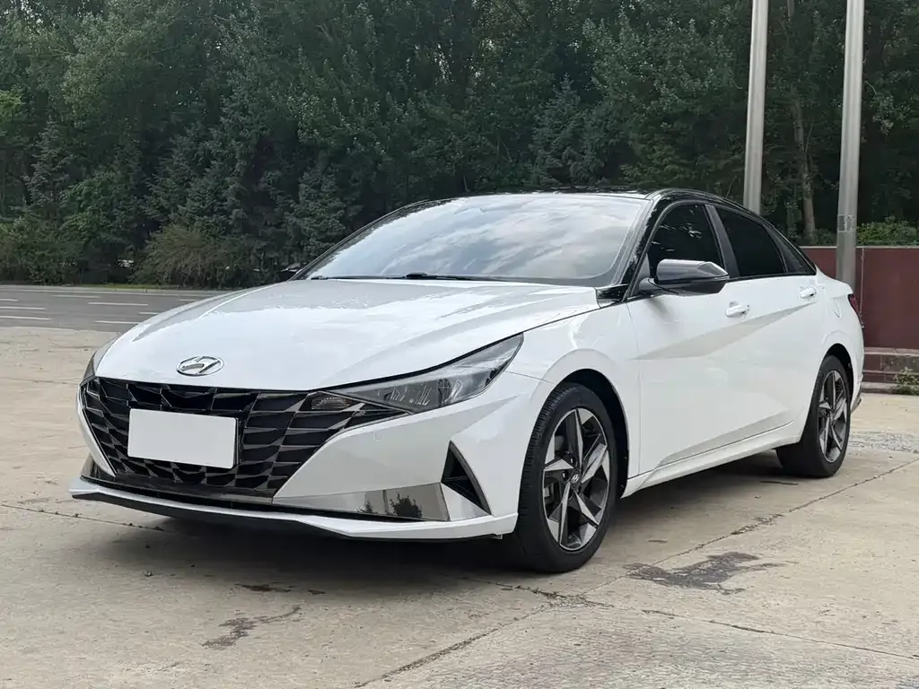 Hyundai Elantra — фото 1