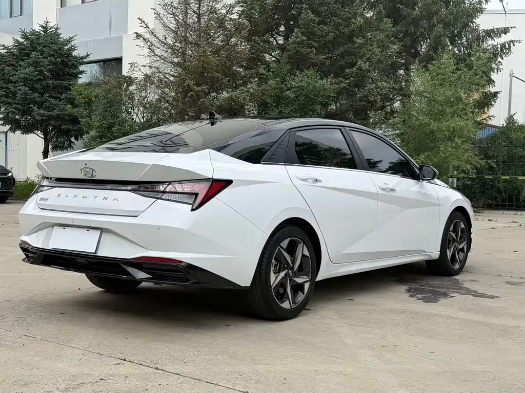 Hyundai Elantra — фото 7