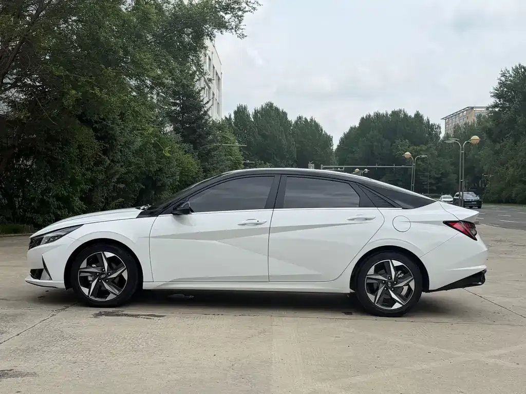 Hyundai Elantra — фото 10