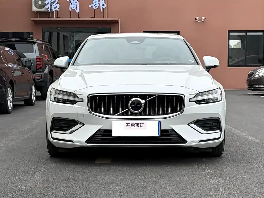 Volvo S60 — фото 1