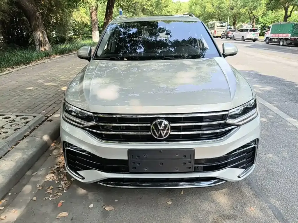Volkswagen Tiguan L — фото 10