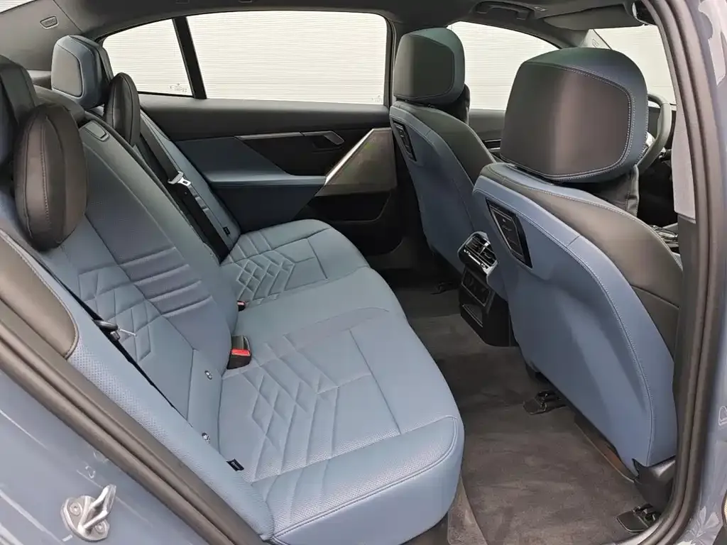 BMW i5 2025 из CN, фото 4