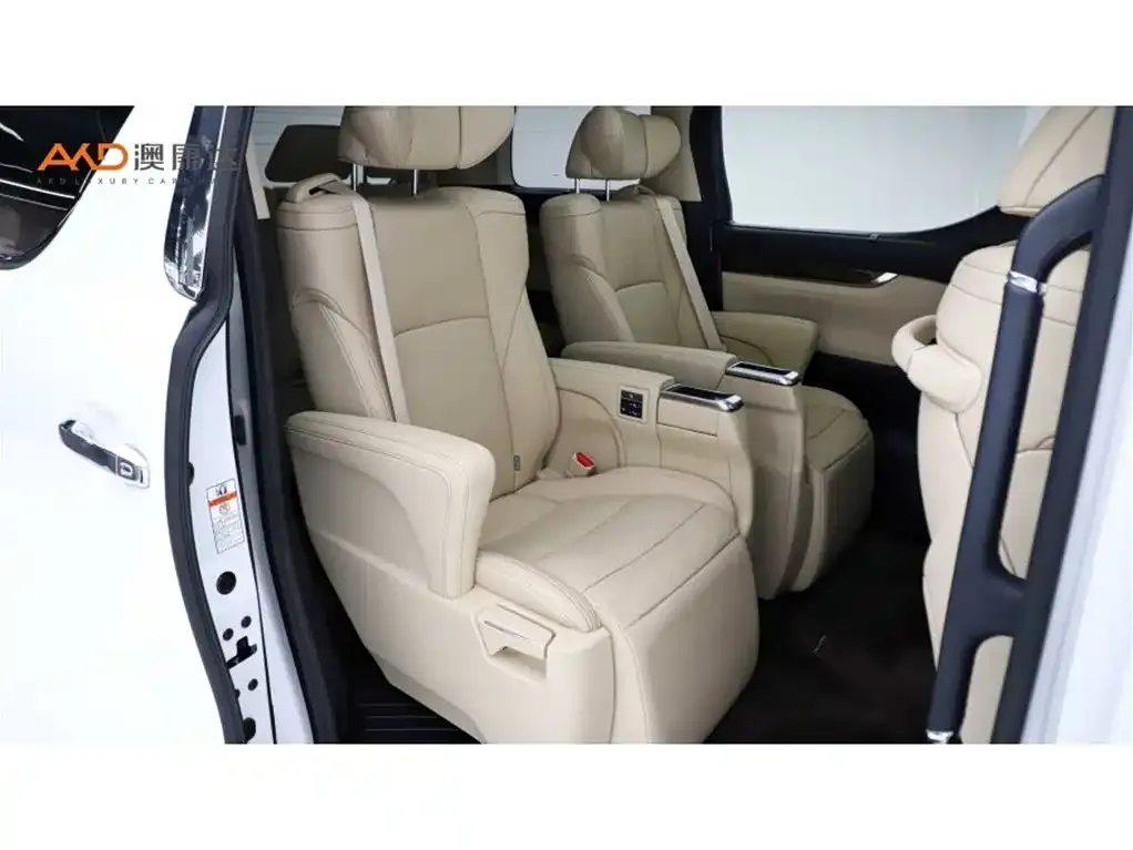 Toyota Alphard — фото 9