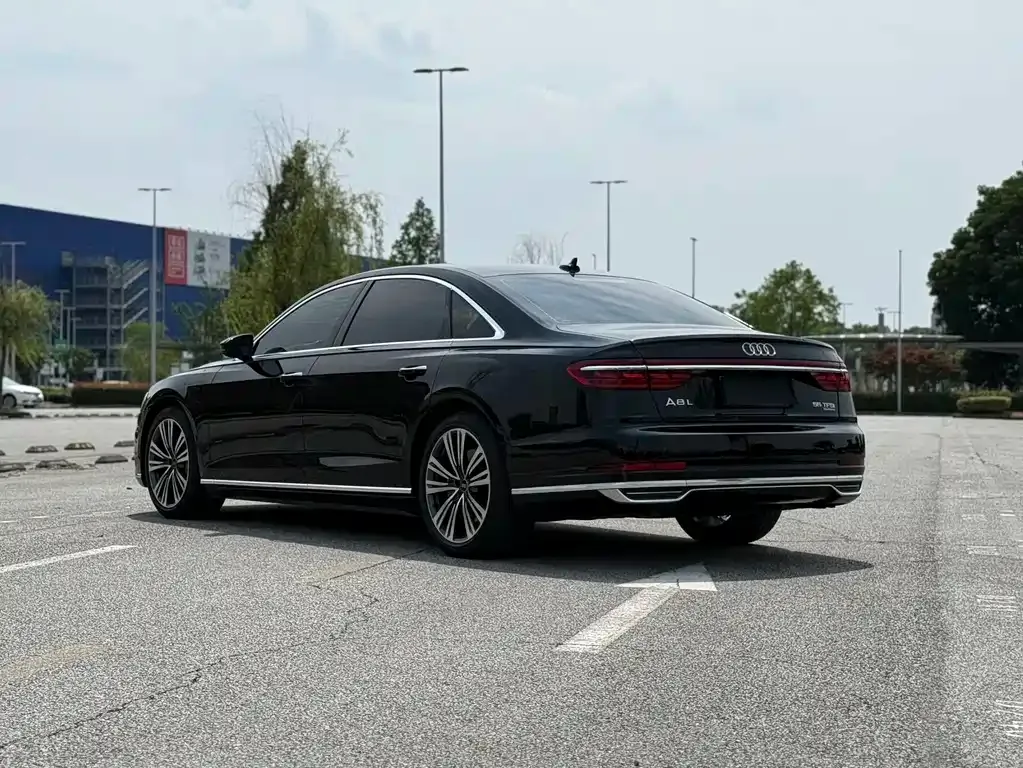 Audi A8 — фото 9