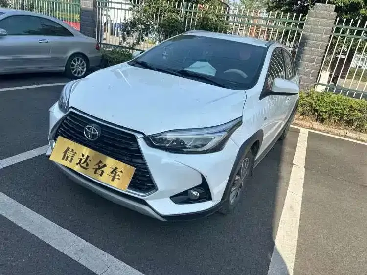Toyota Yaris L — фото 1