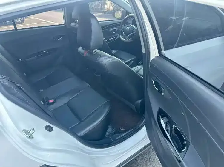 Toyota Yaris L — фото 6