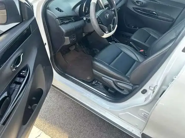 Toyota Yaris L — фото 4