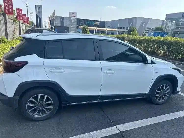 Toyota Yaris L — фото 3