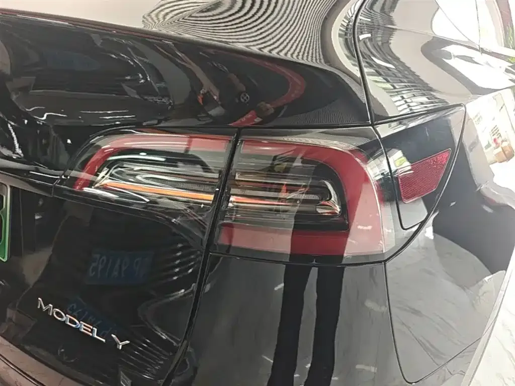 Tesla Model Y — фото 10