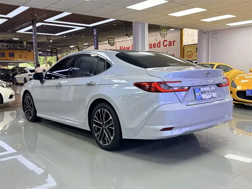 Toyota Camry — фото 3