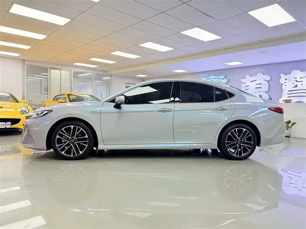 Toyota Camry — фото 5