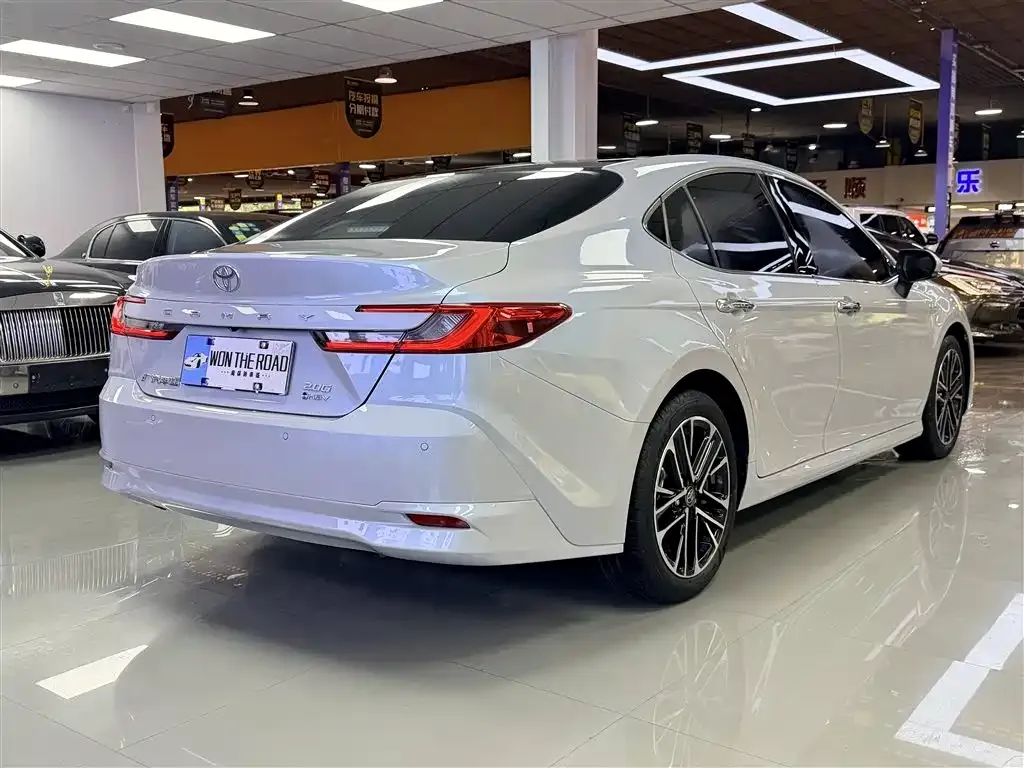 Toyota Camry — фото 10