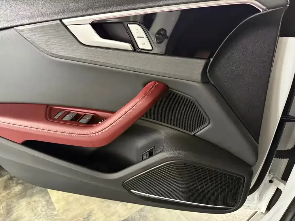 Audi A4L 2024 из CN, фото 3