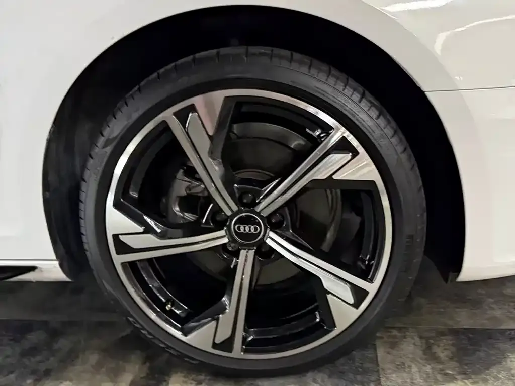 Audi A4L 2024 из CN, фото 2