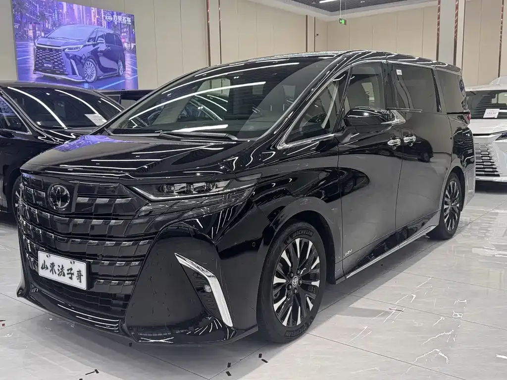 Toyota Alphard — фото 1