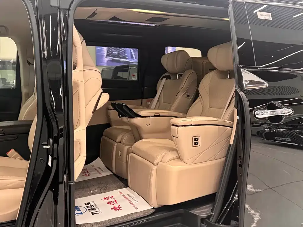 Toyota Alphard — фото 3