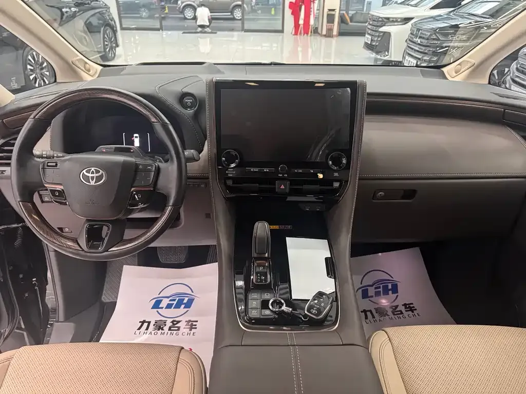 Toyota Alphard — фото 9