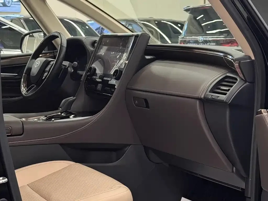 Toyota Alphard — фото 2