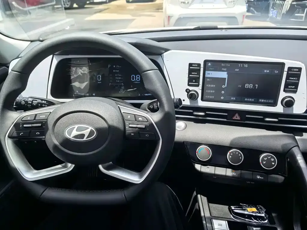 Hyundai Elantra — фото 2