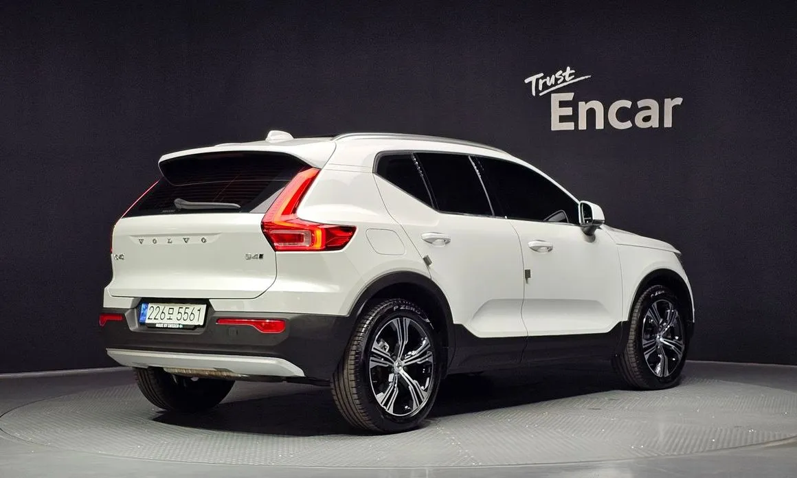 Volvo XC40 — фото 8