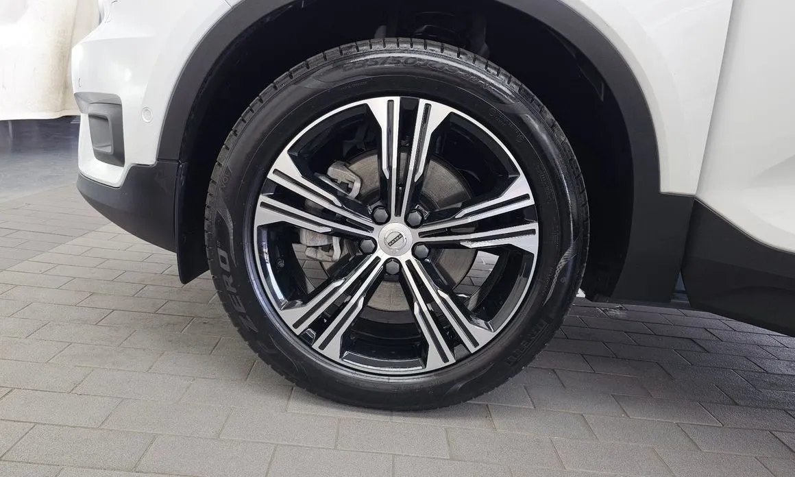 Volvo XC40 — фото 10