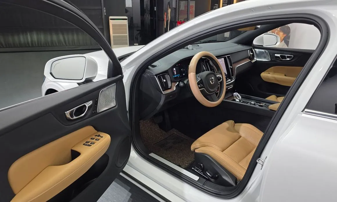Volvo S60 2023 из KR, фото 8