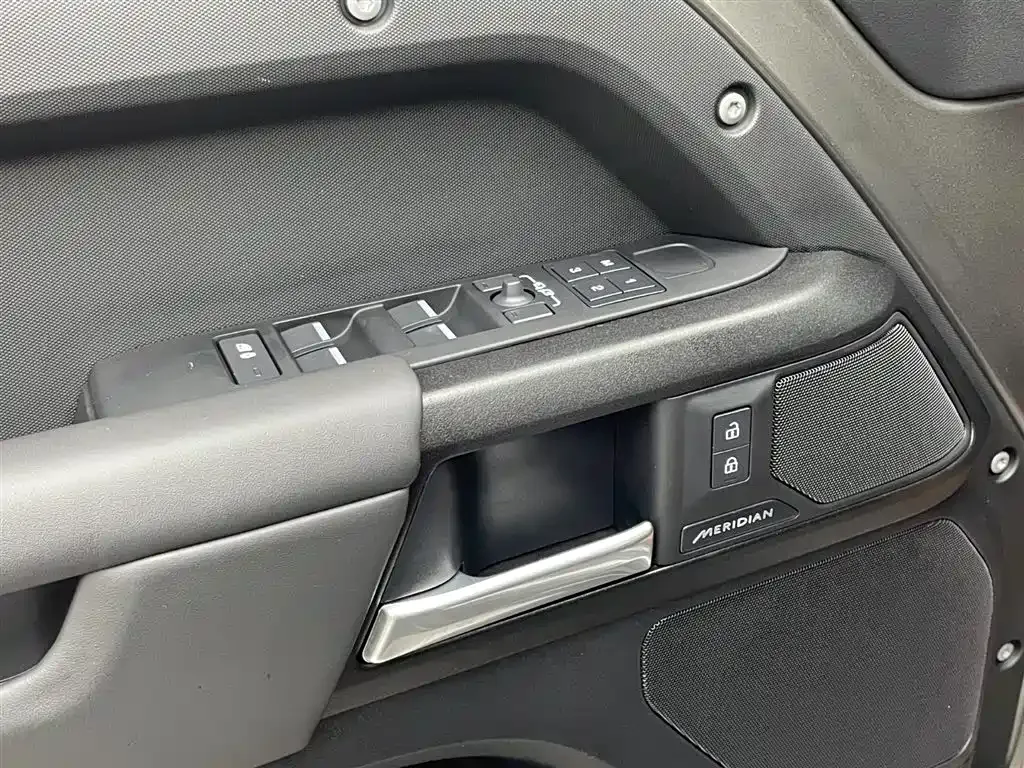 Land Rover Defender — фото 10