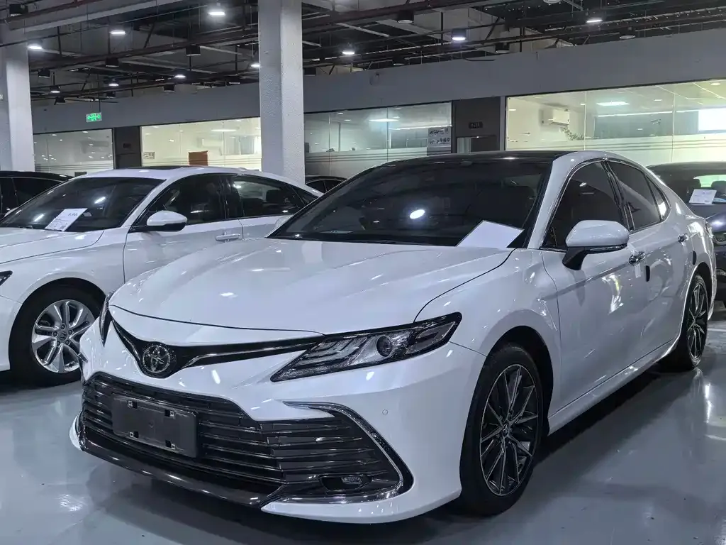 Toyota Camry — фото 1