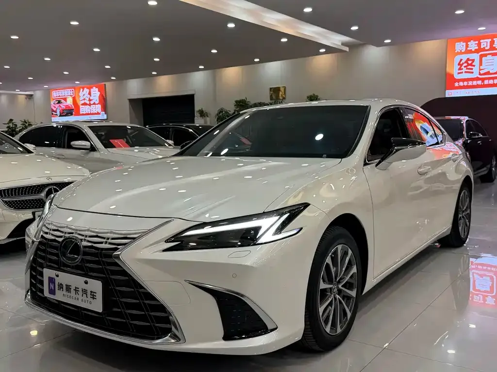 Lexus ES — фото 1