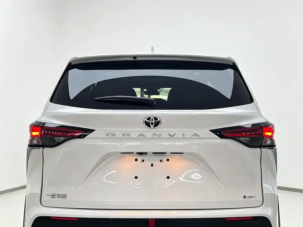 Toyota Granvia — фото 6