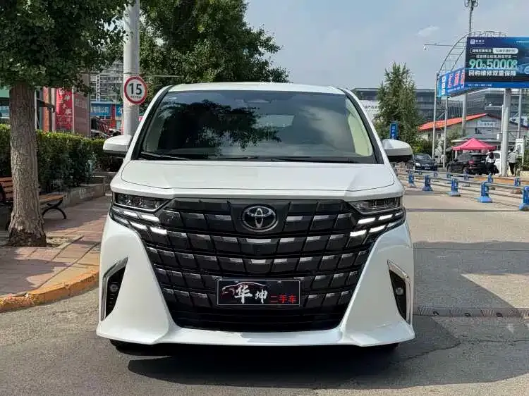 Toyota Alphard — фото 1