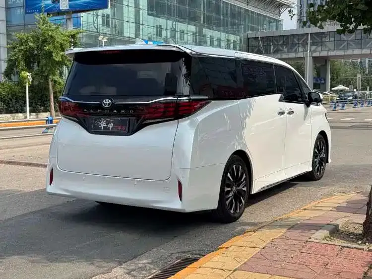 Toyota Alphard — фото 8