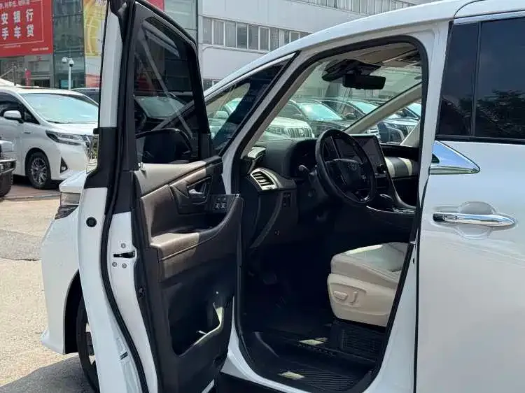 Toyota Alphard — фото 4