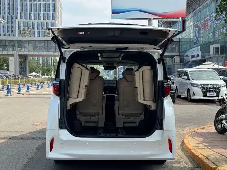 Toyota Alphard — фото 5