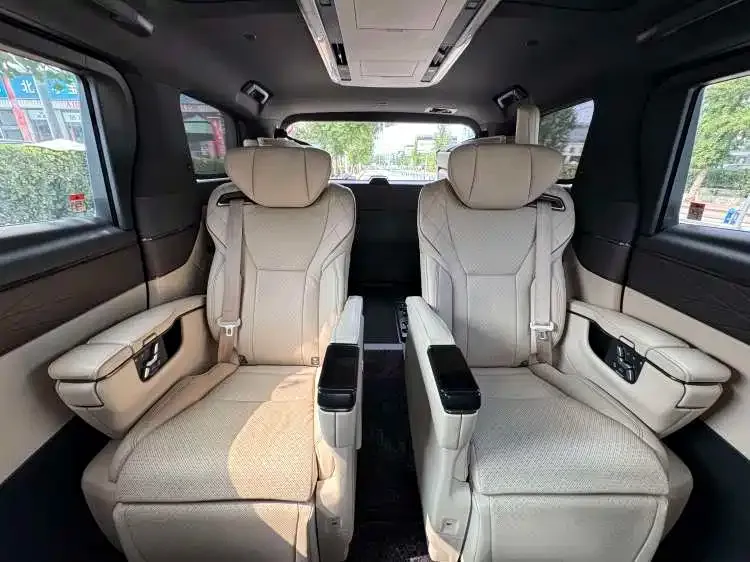 Toyota Alphard — фото 10