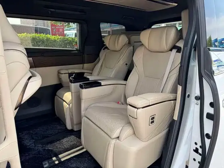 Toyota Alphard — фото 2