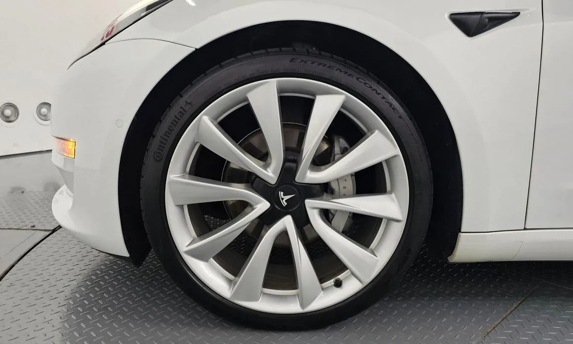 Tesla Model 3 — фото 10