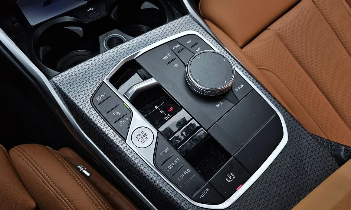 BMW 3-Series 2024 из KR, фото 3