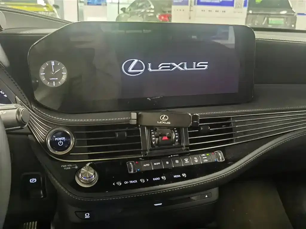 Lexus LS — фото 10