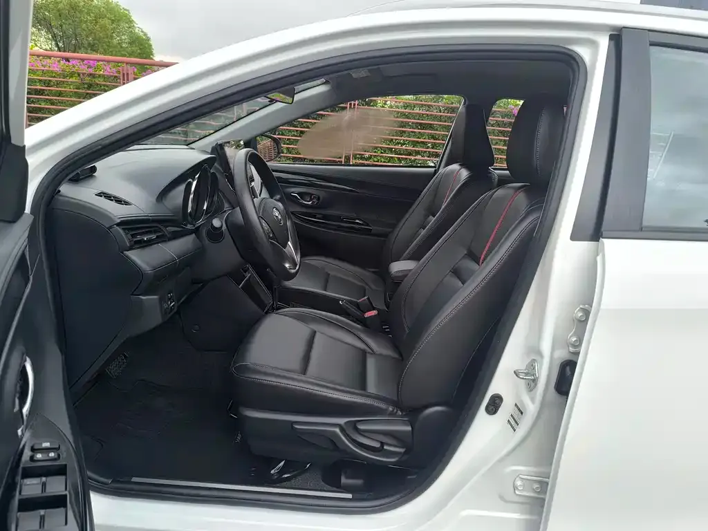Toyota Yaris L — фото 4