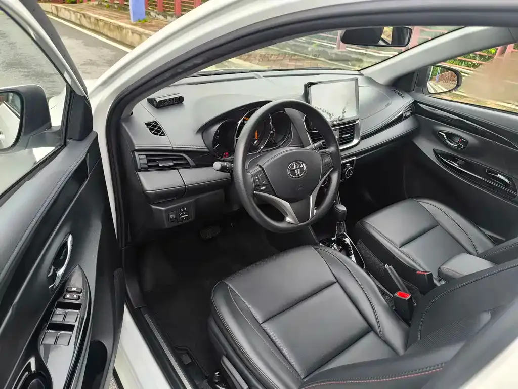 Toyota Yaris L — фото 2