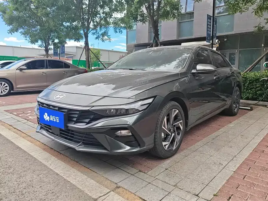 Hyundai Elantra — фото 1