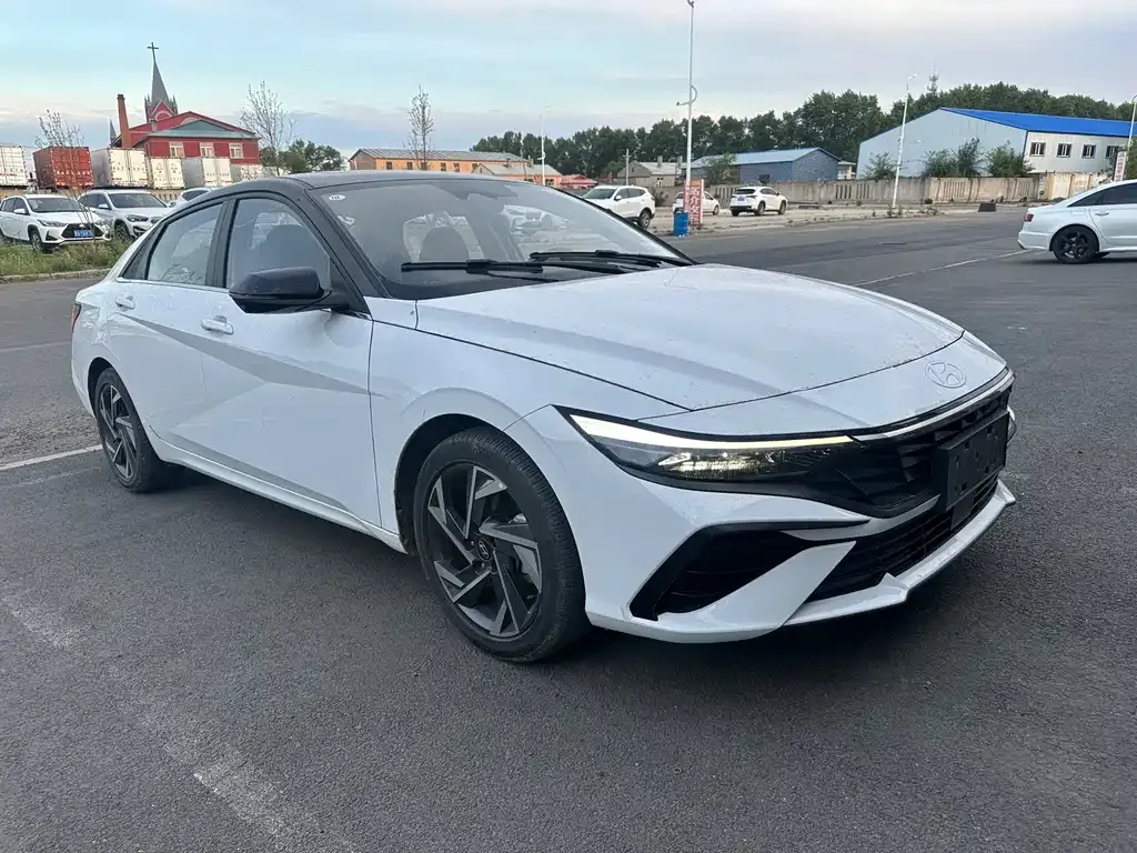 Hyundai Elantra — фото 1
