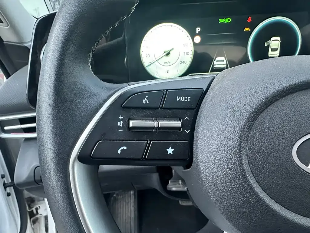Hyundai Elantra — фото 9
