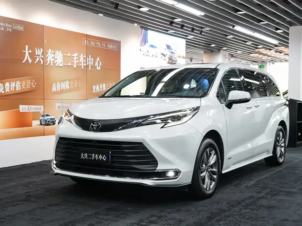 Toyota Sienna — фото 1